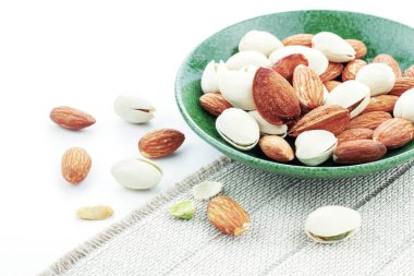 Beyaz arka plan ile badem.