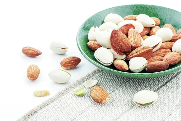 Beyaz arka plan ile badem.