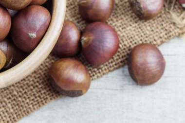 Ahşap üzerinde kestane.