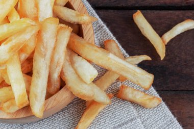 Patates kızartması masa örtüsü üzerinde.