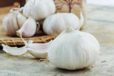 Sarımsak çimento ve çuval.