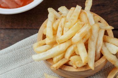 Patates kızartması ahşap üzerinde.