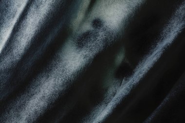 Gölgelerde örtü ile hayalet.