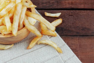 Patates kızartması masa örtüsü üzerinde.