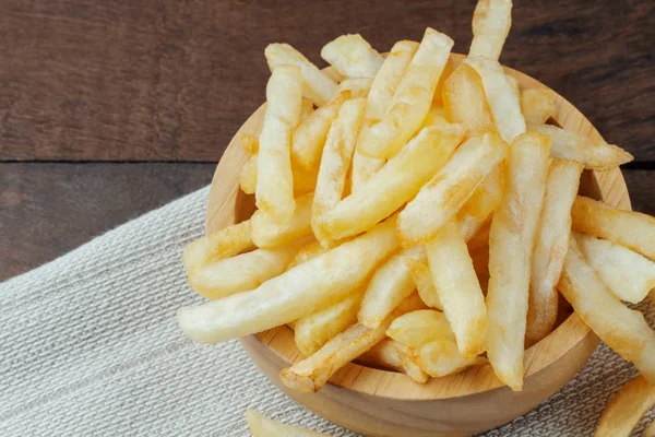 Bir kasede patates kızartması..