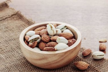 bir kase içinde badem.