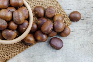 Ahşap zemin üzerinde kestane.