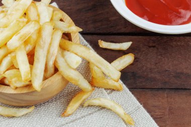 Patates kızartması masa örtüsü üzerinde.