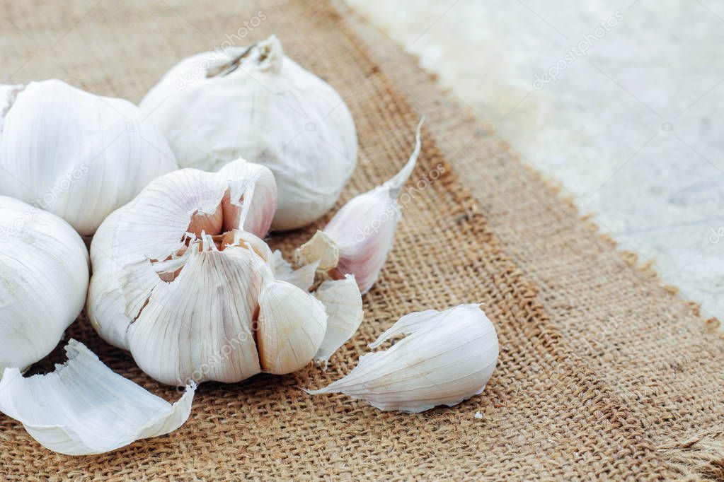 garlic on sack in kitchen.