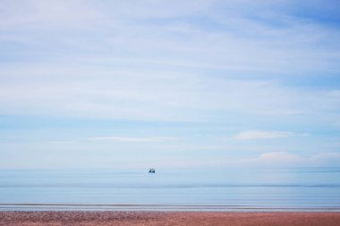 Mavi denizi üzerinde plajlar.