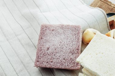 ekmek üzerinde masa örtüsü.