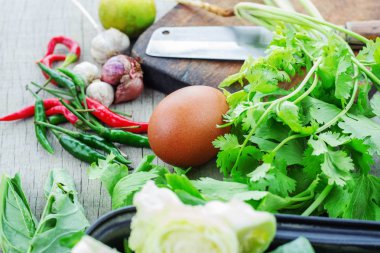 Yumurta ve üzerinde ahşap baharat.