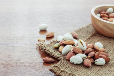 Çul üzerinde birçok badem.