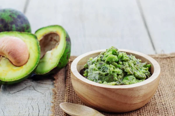 Aguacate en un tazón . — Foto de Stock