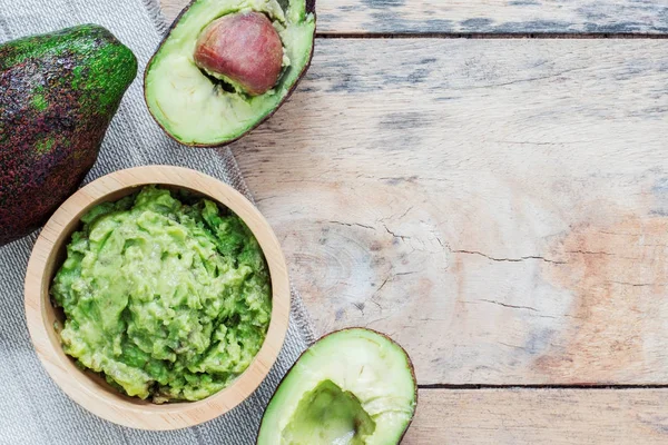 Aguacate sobre suelo de madera . — Foto de Stock