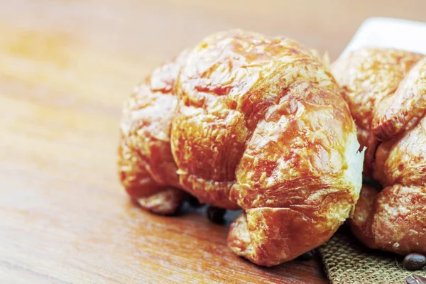 Croissanter på trä. — Stockfoto