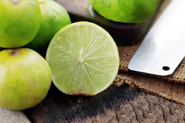 Lime of half on the old wooden. — Stock Photo, Image