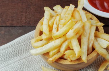 Patates kızartması ahşap üzerinde.