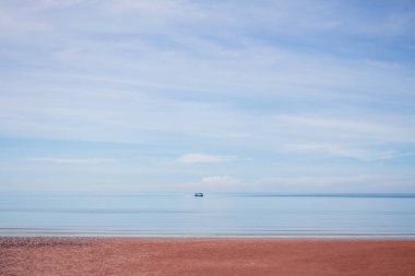 Mavi gökyüzü olan deniz.