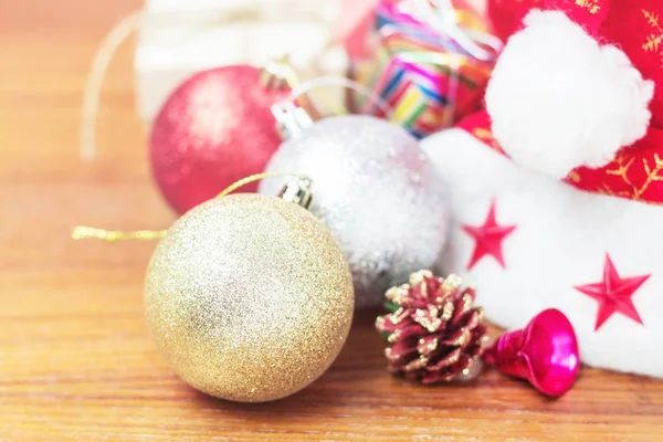 Bolas con decoraciones en madera . — Foto de Stock