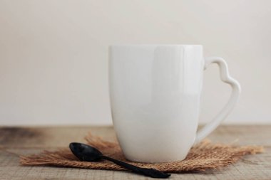 bardak ve kaşık beyaz arka plan ile.