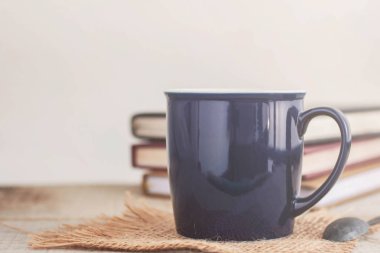 fincan kahve ve ahşap kitap.