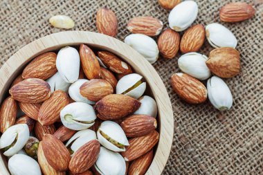 Badem çuval üzerinde.