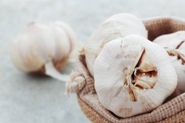 sarımsak bir çuvalın içinde.