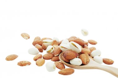 içinde kaşık badem.