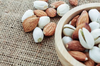 Badem çuval üzerinde.