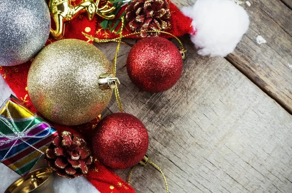 Bola y regalo en madera . — Foto de Stock