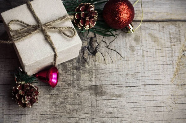 Caja de regalo en la vieja madera . —  Fotos de Stock