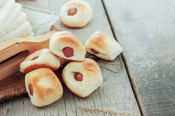 Bröd fyllt på trägolv. — Stockfoto