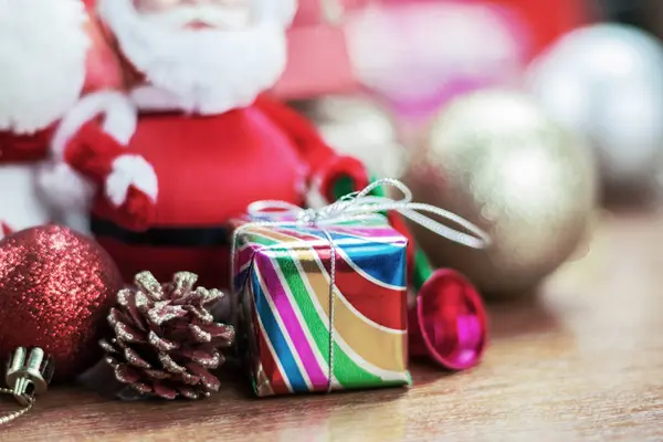 Geschenkboxen auf Holz. — Stockfoto