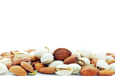 Beyaz arkaplanda badem.