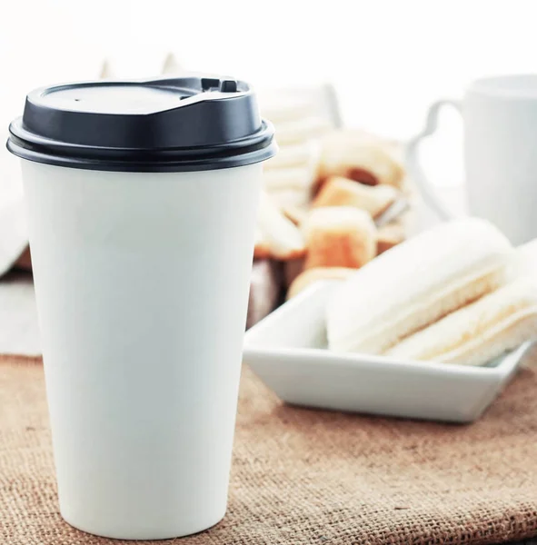 Koffie en brood op tafel. — Stockfoto