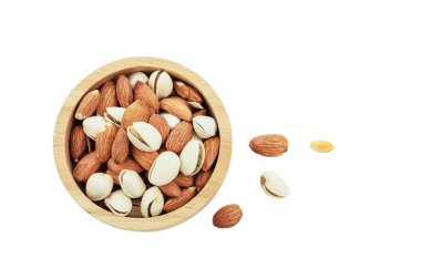 Beyaz arka planda badem..