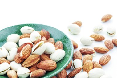 Bir tabak içinde karışık badem.