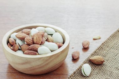 badem ahşap zemin üzerinde.