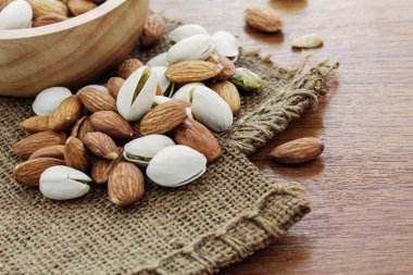 Çul üzerinde kurutulmuş badem.