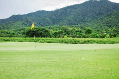 dağ arka plan ile Golf Sahası.