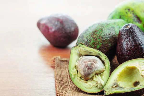 Aguacate sobre suelo de madera . — Foto de Stock