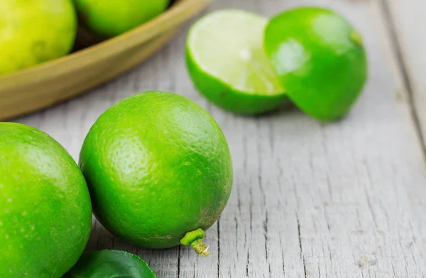 Calce Verde Taglio Sul Pavimento Legno — Foto Stock