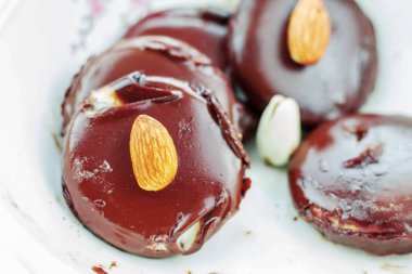 Bademli çikolata ile beyaz bir arka plan üzerinde.