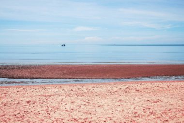 Plajlar ve balıkçı tekneleri Denizi.