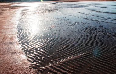 Gün batımı ile denizin Beach.