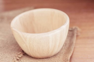 ahşap bir masa üzerinde ahşap kase.