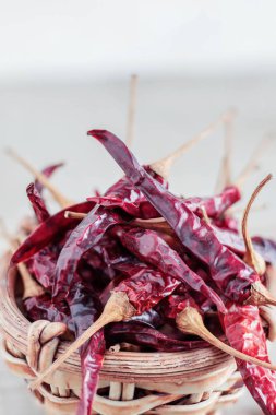 Kırmızı biber kase beyaz bir arka plan ile kurutulmuş.
