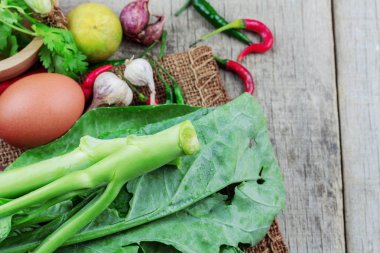 Kale ve ahşap kurullarında yemek pişirmek için yumurta.