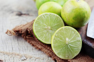 Eski ahşap zemin üzerinde limon dilimleri.